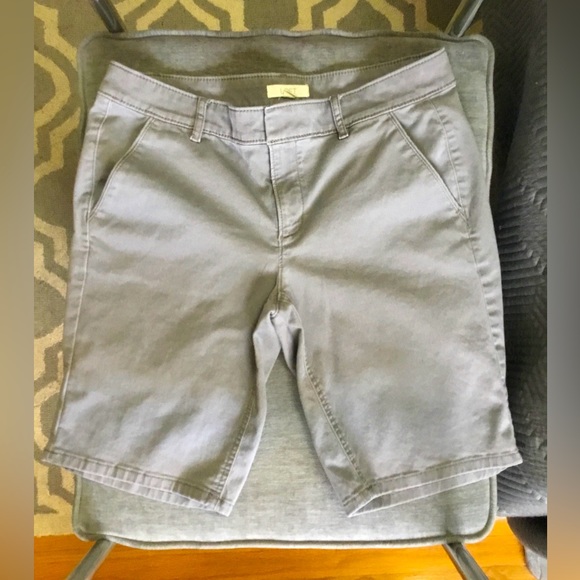 Loft Grey Mid Rise Shorts, Size 8 - Picture 1 of 5